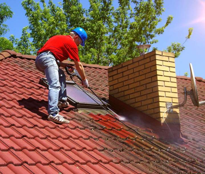 Redonnez vie à votre toiture avec notre nettoyage professionnel